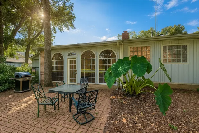 a view of a chairs and table in a backyard