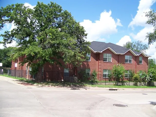 a view of street with houses on its side