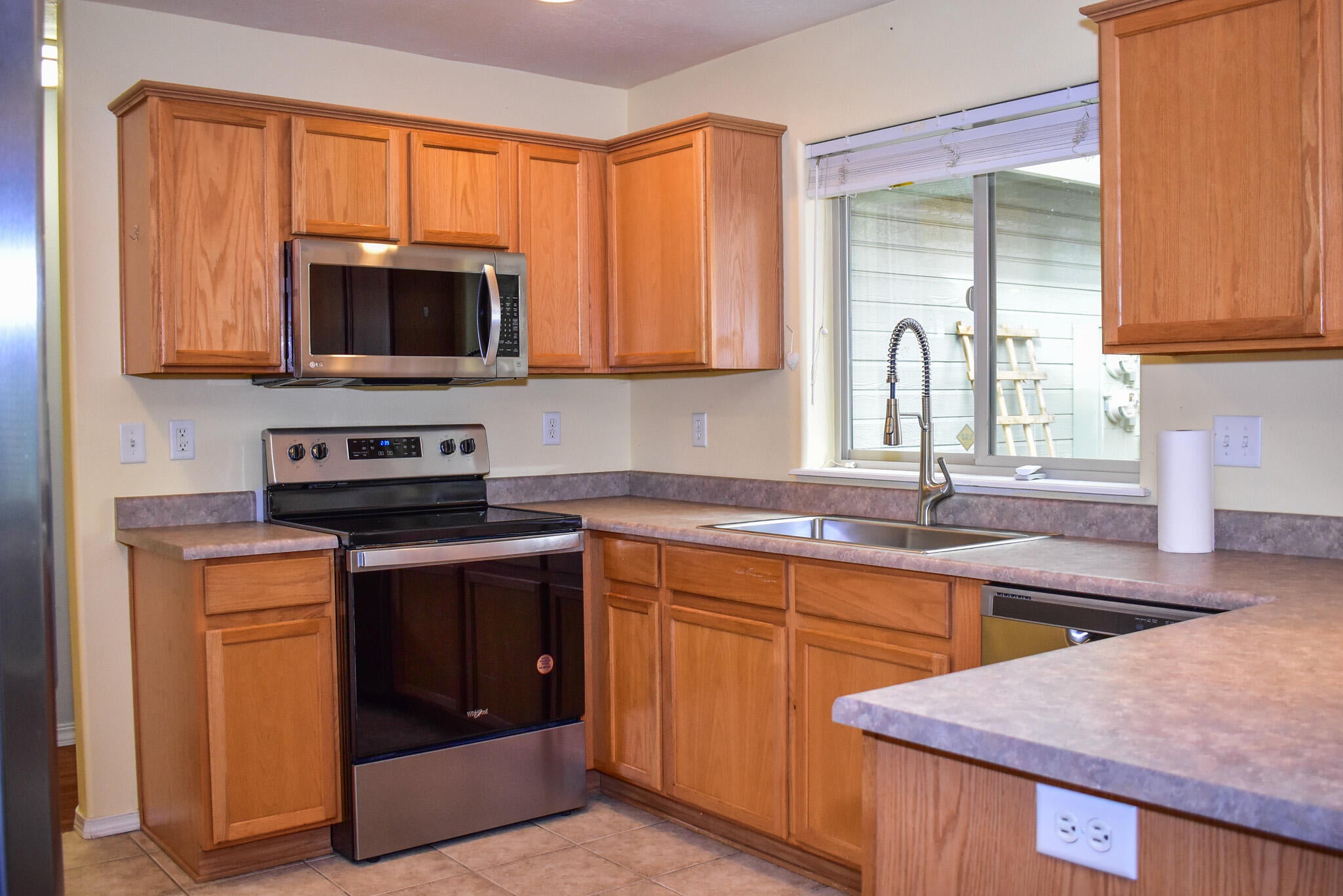 3015 Merriman Road, Unit 8 Medford, OR 97501 - Photo 5 of 24 Kitchen & Eating Bar