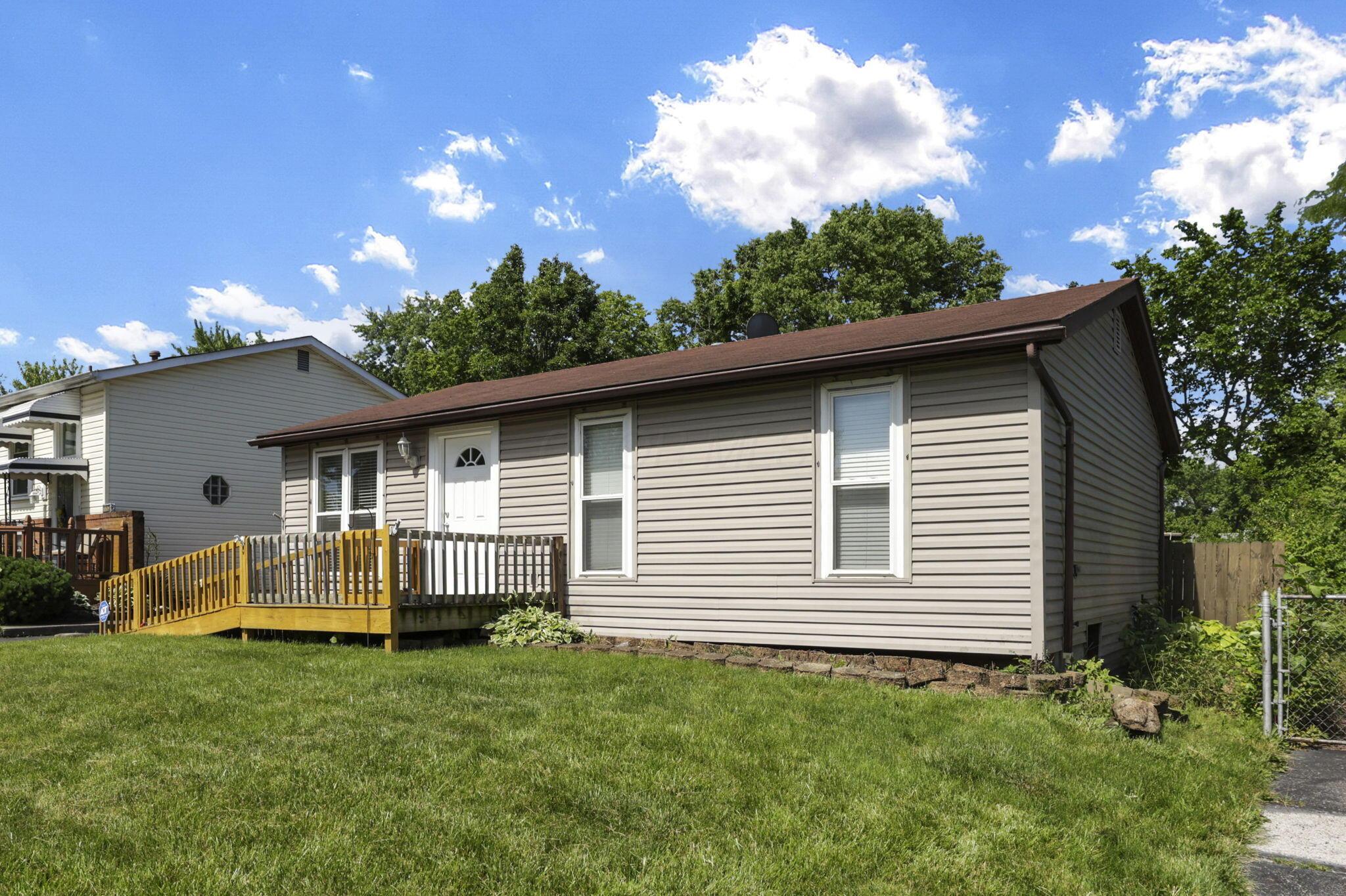 1745 Rivermont Road Columbus, OH 43223 - Photo 5 of 47