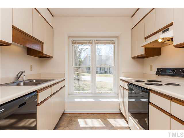 2624 Cottage Circle Raleigh, NC 27613 - Photo 5 of 15