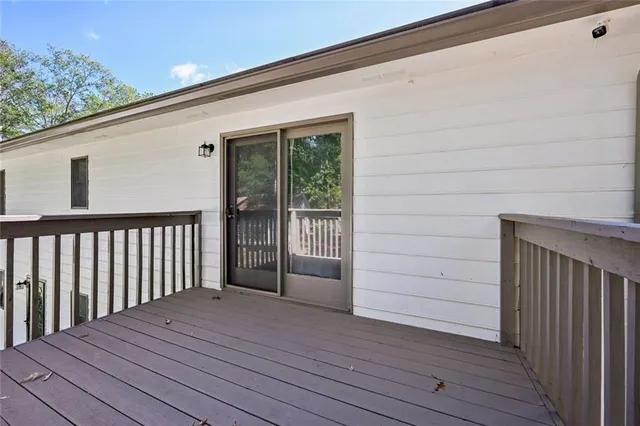 a view of a house with backyard