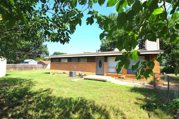$2,100 | 149 Hedgerow Lane, Lewisville, TX 75057