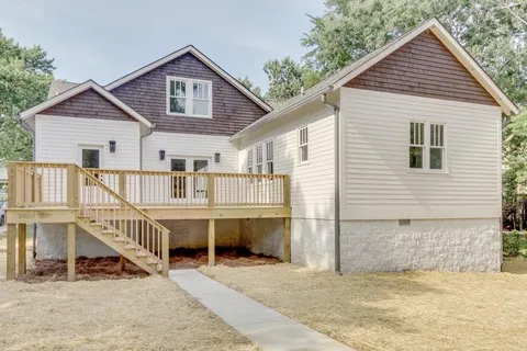 a view of a house with a backyard