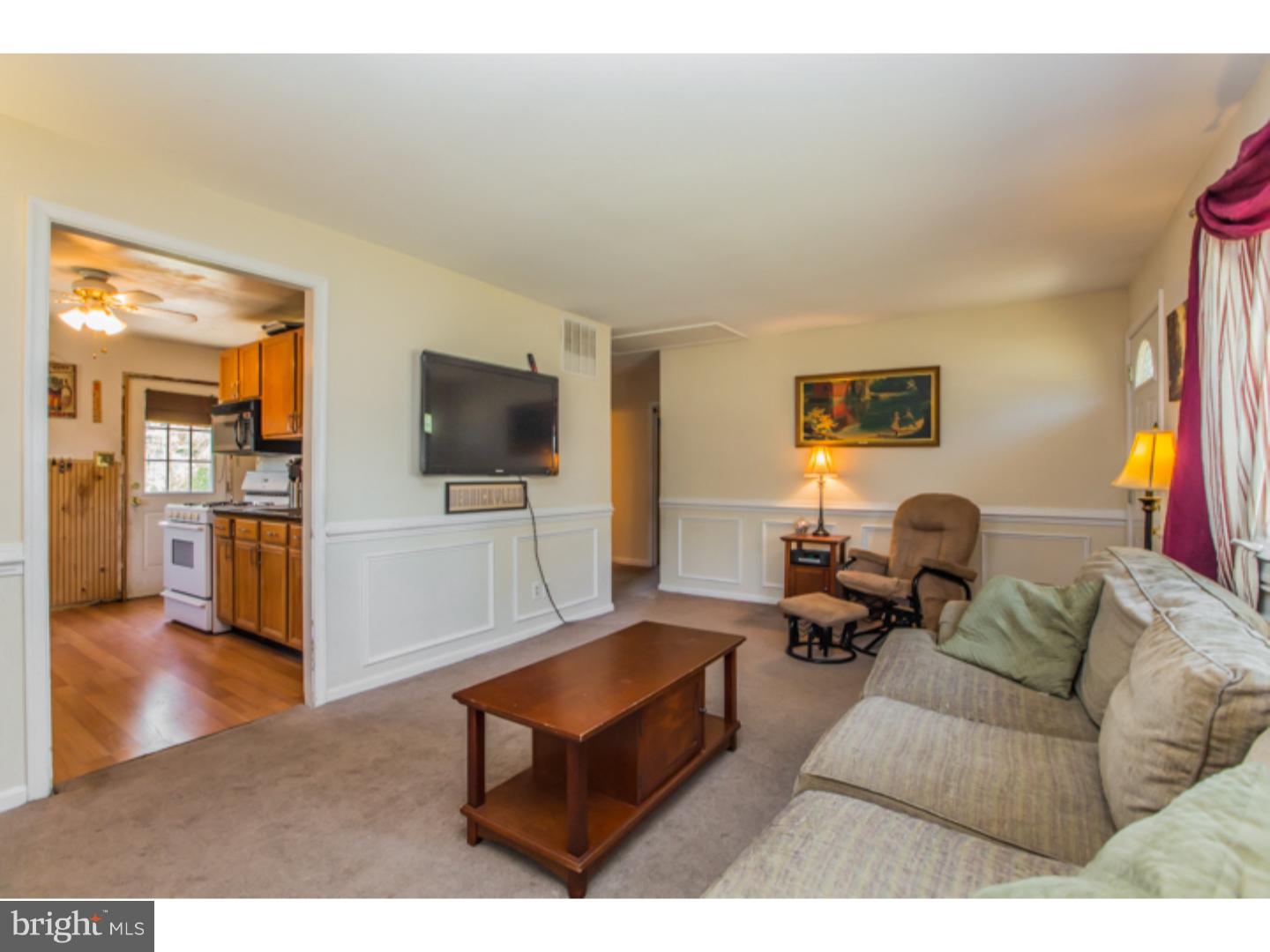 934 Mt Road Burlington, NJ 08016 - Photo 3 of 25 Living Room