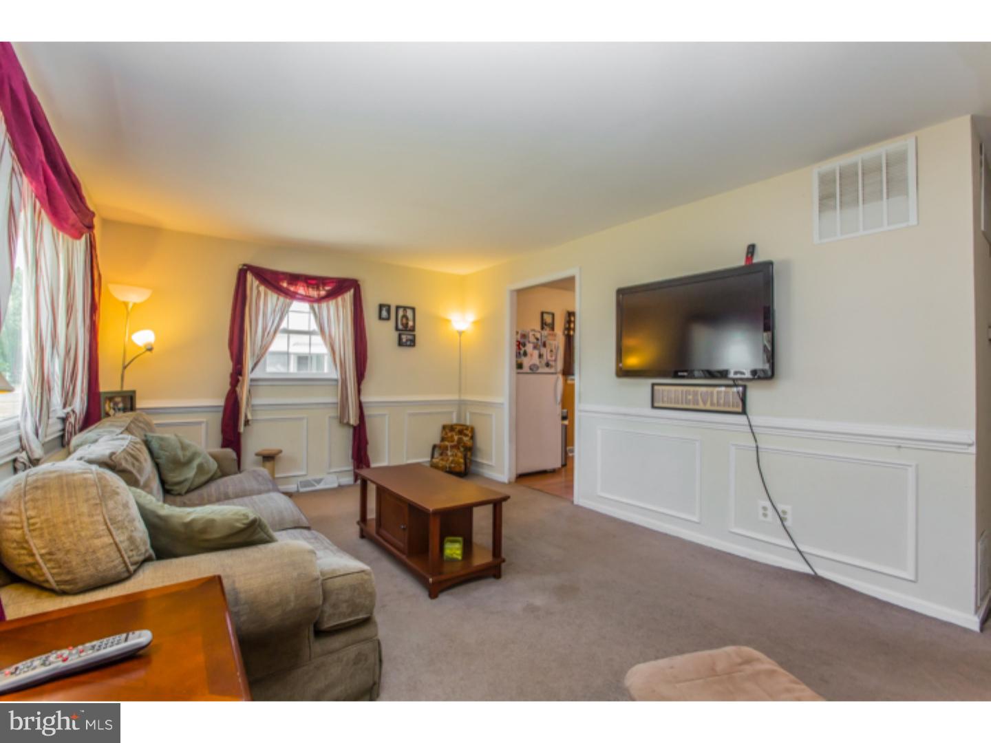 934 Mt Road Burlington, NJ 08016 - Photo 4 of 25 Living Room