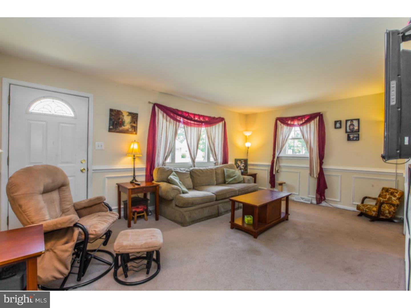 934 Mt Road Burlington, NJ 08016 - Photo 5 of 25 Living Room