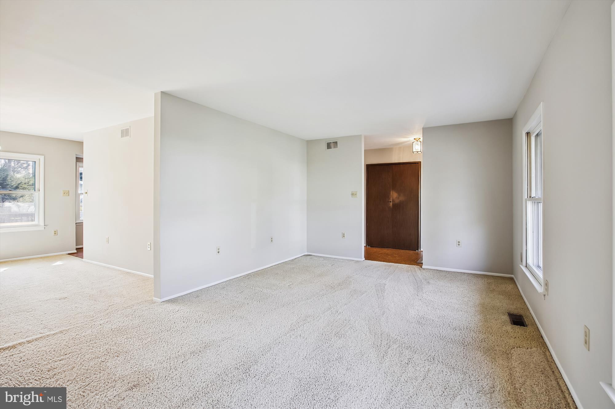 86 Milburn Circle Pasadena, MD 21122 - Photo 21 of 51 Living room