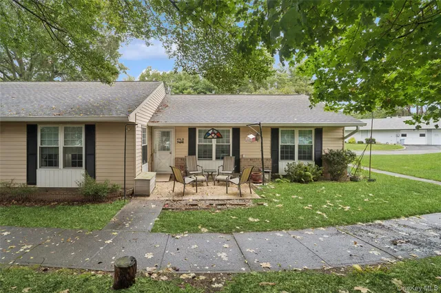 $400,000 | 474 Darwen Drive, Unit B, Ridge, NY 11961