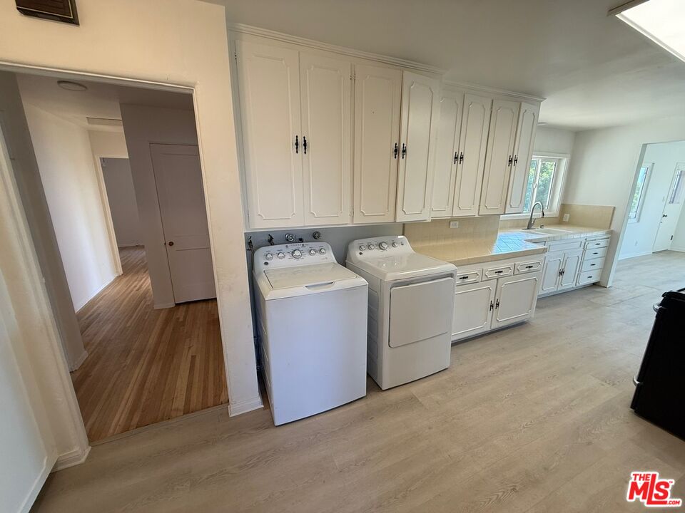 3237 Midvale Avenue Los Angeles, CA 90034 - Photo 5 of 24 a utility room with sink dryer and washer