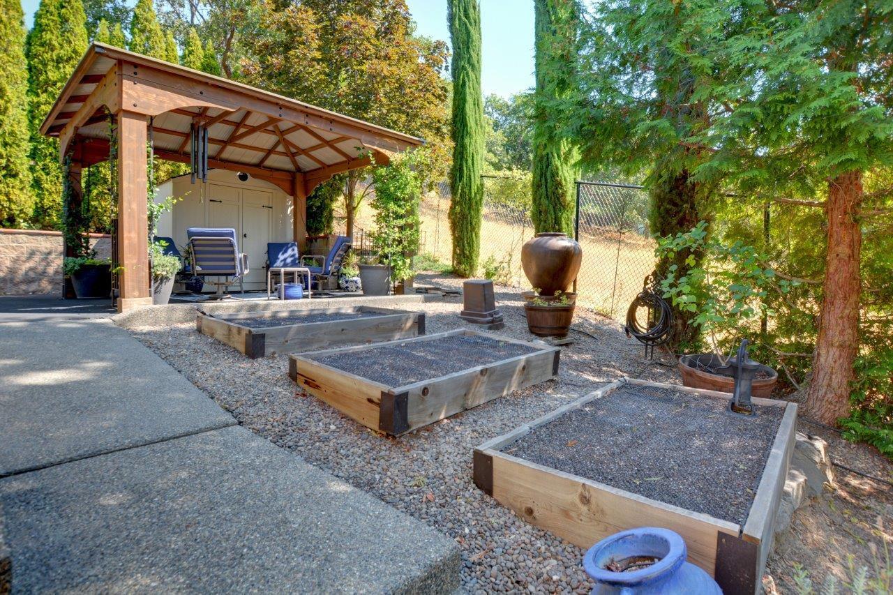 3894 Hillcrest Road Medford, OR 97504 - Photo 32 of 43 25