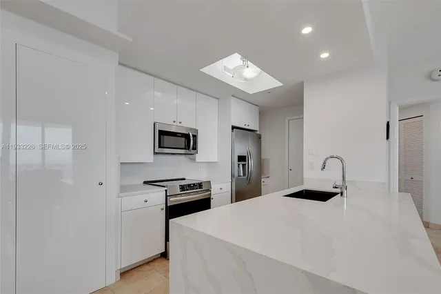 $4,000 | 848 Brickell Key Drive, Unit 1803, Miami, FL 33131