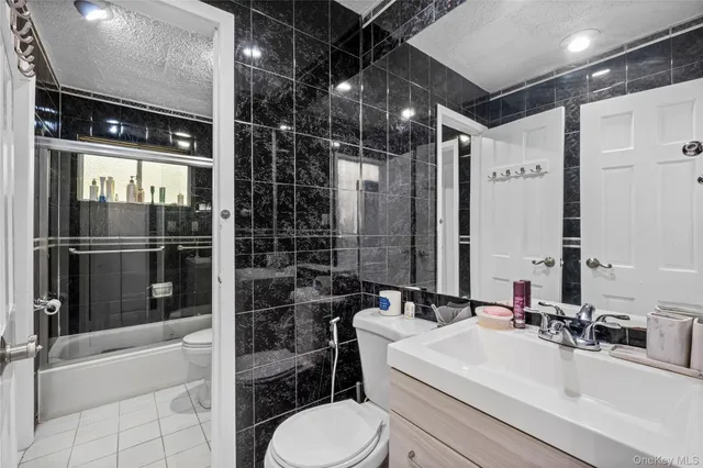 $6,000 | 18 South Drive, New Hyde Park, NY 11040