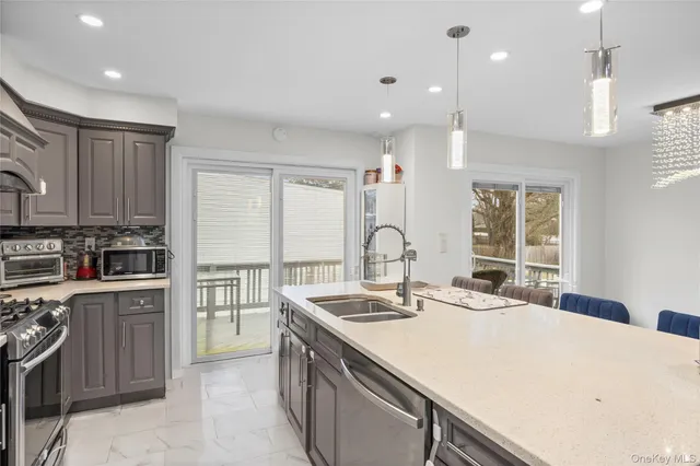 $6,000 | 18 South Drive, New Hyde Park, NY 11040