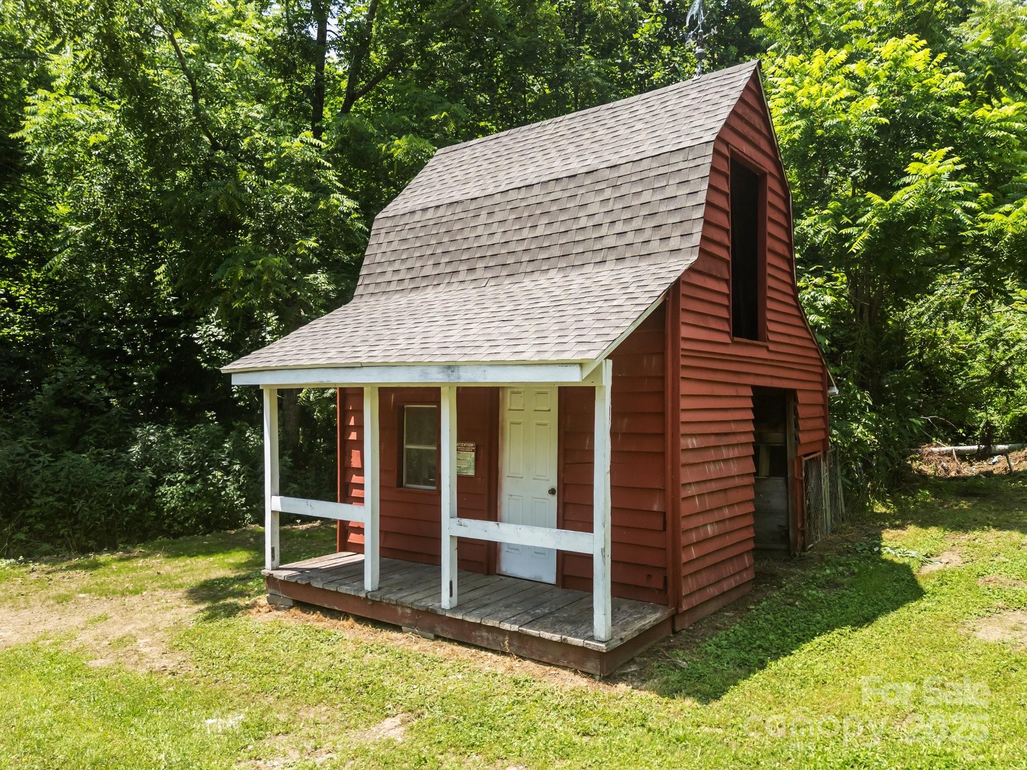 235 Kinder Lane Canton, NC 28716 - Photo 43 of 48 a backyard of a house with yard and staircase