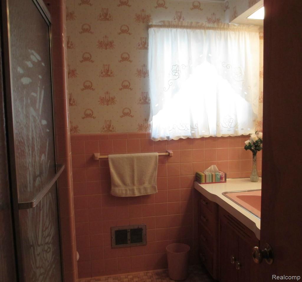 33 Shoreham Road Grosse Pointe, MI 48236 - Photo 13 of 30 1st Floor Bath