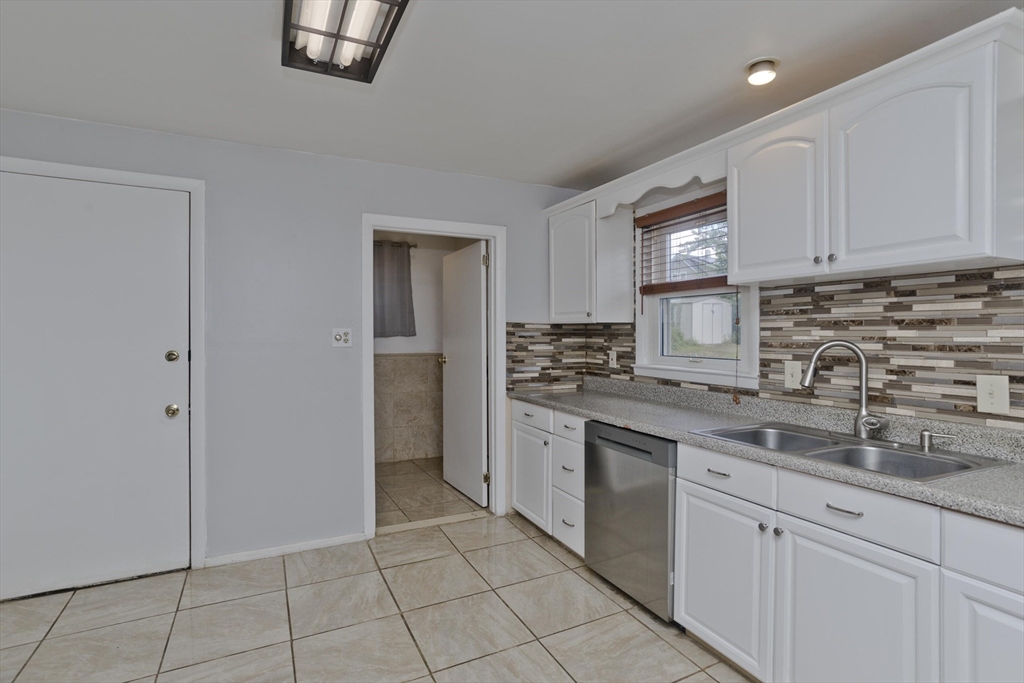 15 Monticello Avenue Springfield, MA 01109 - Photo 4 of 42