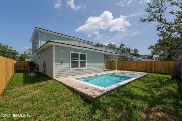 a view of backyard of the house