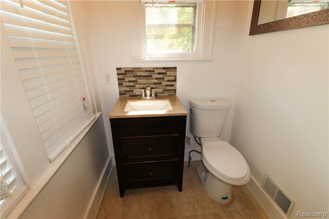 2879 Wakefield Road Berkley, MI 48072 - Photo 9 of 17 7 Entry Level Bath.jpg
