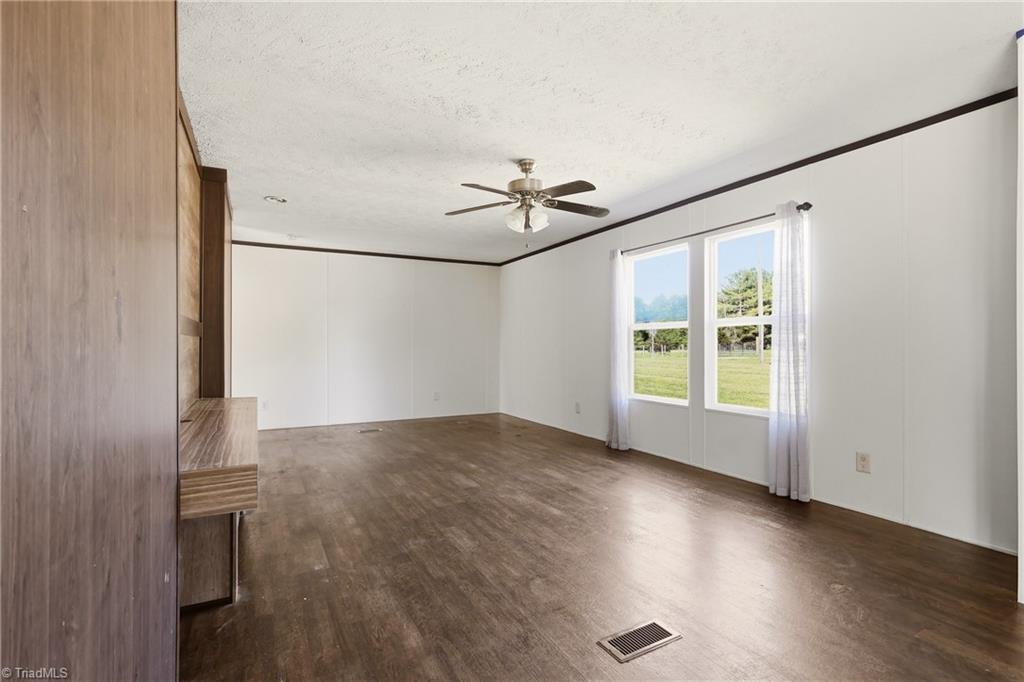 1621 Crawford Road Graham, NC 27253 - Photo 4 of 48