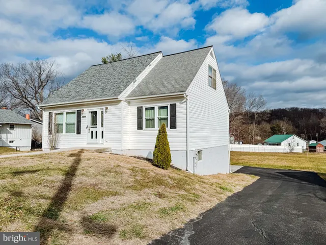 a view of a house with basketball court