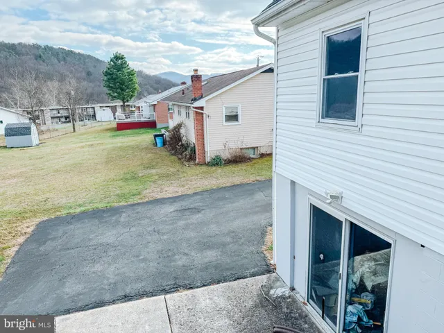 a view of back yard of the house