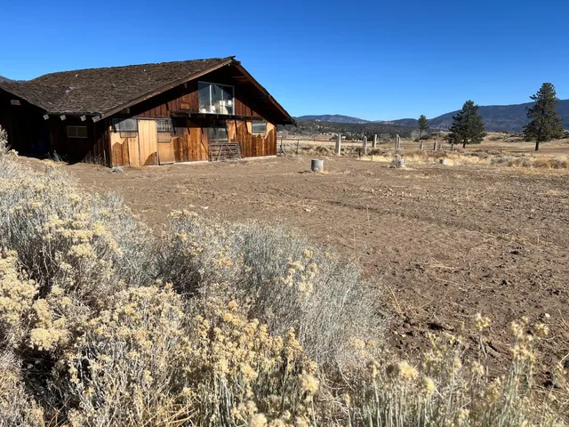 a view of a houses with a yard