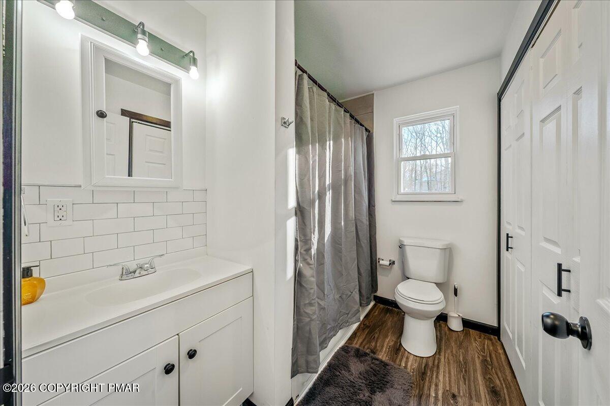 3260 Bluebird Drive Bushkill, PA 18324 - Photo 13 of 29 Full Bathroom / Laundry