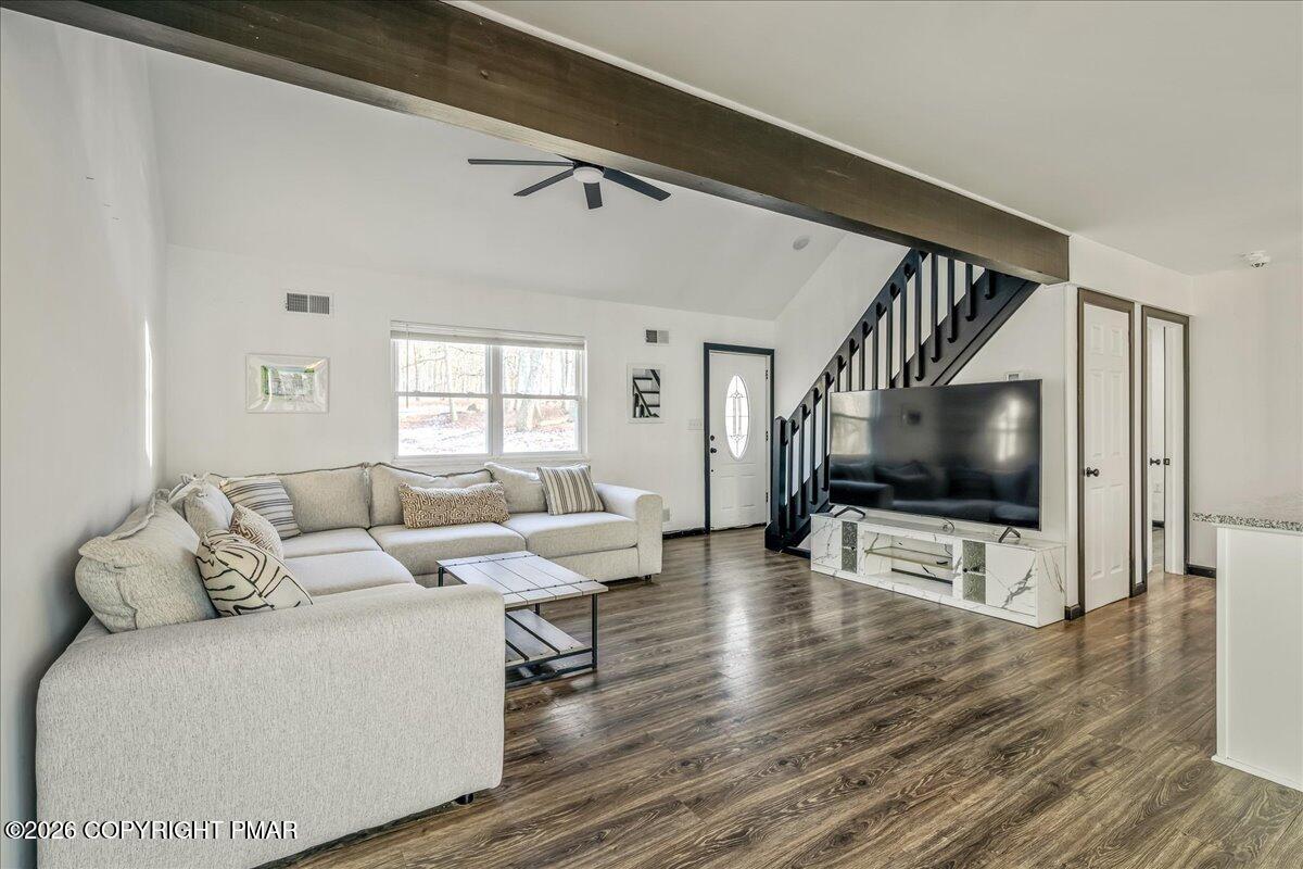 3260 Bluebird Drive Bushkill, PA 18324 - Photo 4 of 29 Living Room