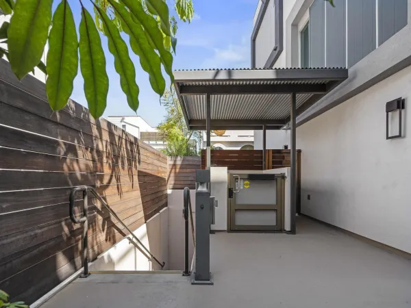 a view of entryway with backyard