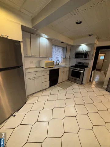 $4,000 | 137 North 17th Street, Bloomfield, NJ 07003