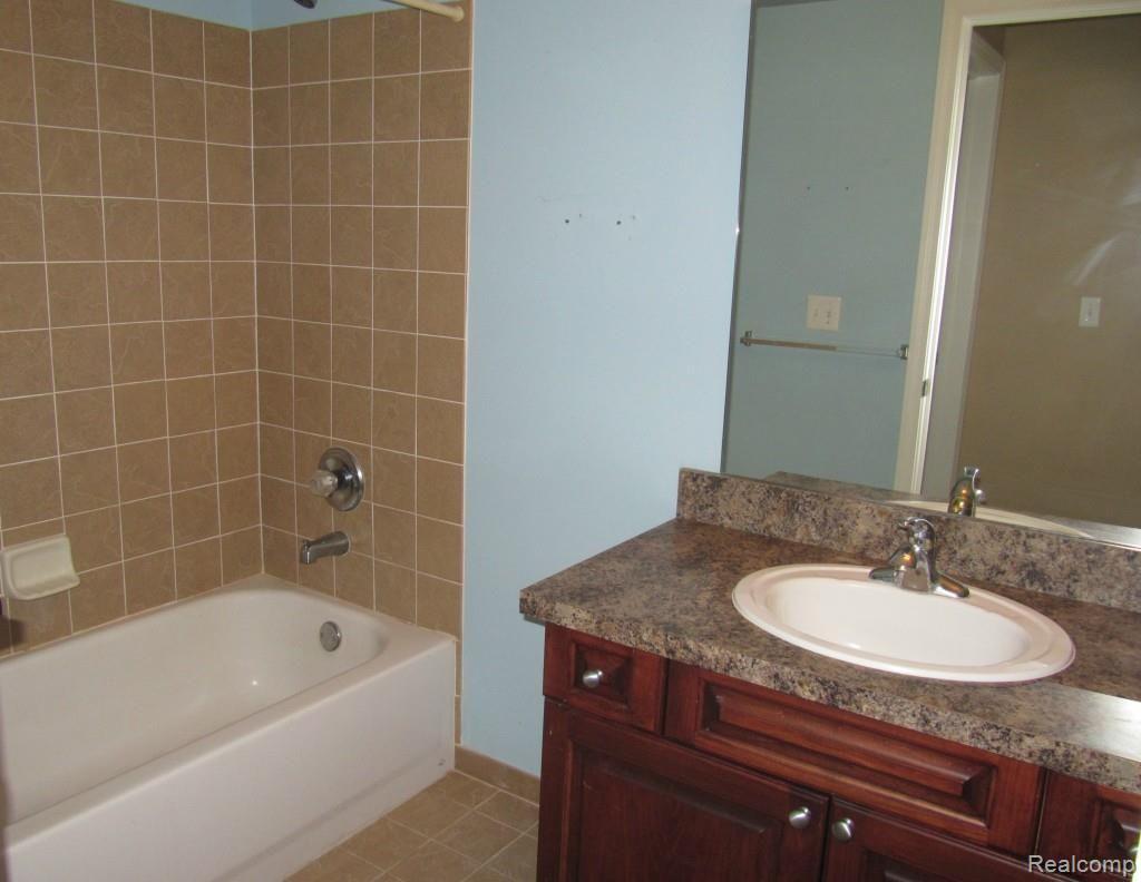 3397 Tremonte Circle, Unit 202 Rochester, MI 48306 - Photo 33 of 35 Bathroom 2