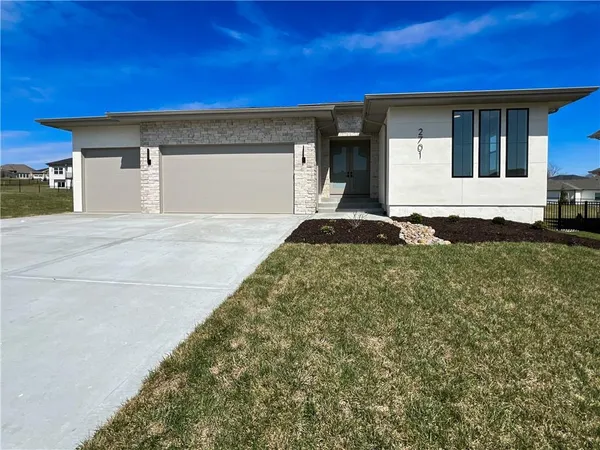 $655,000 | 2701 Northeast Wheatley Drive, Blue Springs, MO 64029