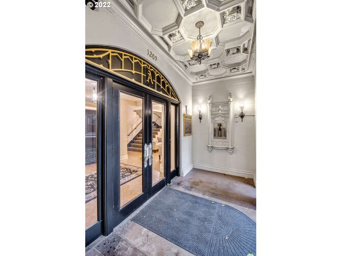 1209 Southwest 6th Avenue, Unit 303 Portland, OR 97204 - Photo 6 of 32 Entrance/Foyer