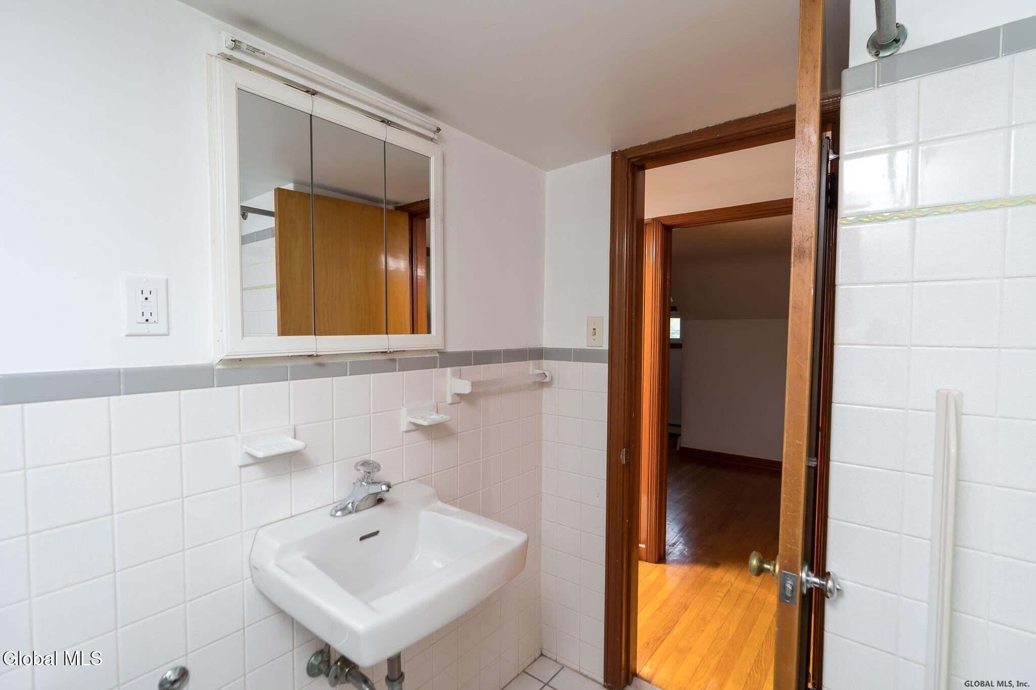 533 Church Road, Unit 2 Albany, NY 12203 - Photo 12 of 20 bath1