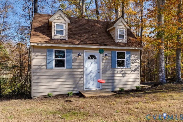 a view of a yard with a tree