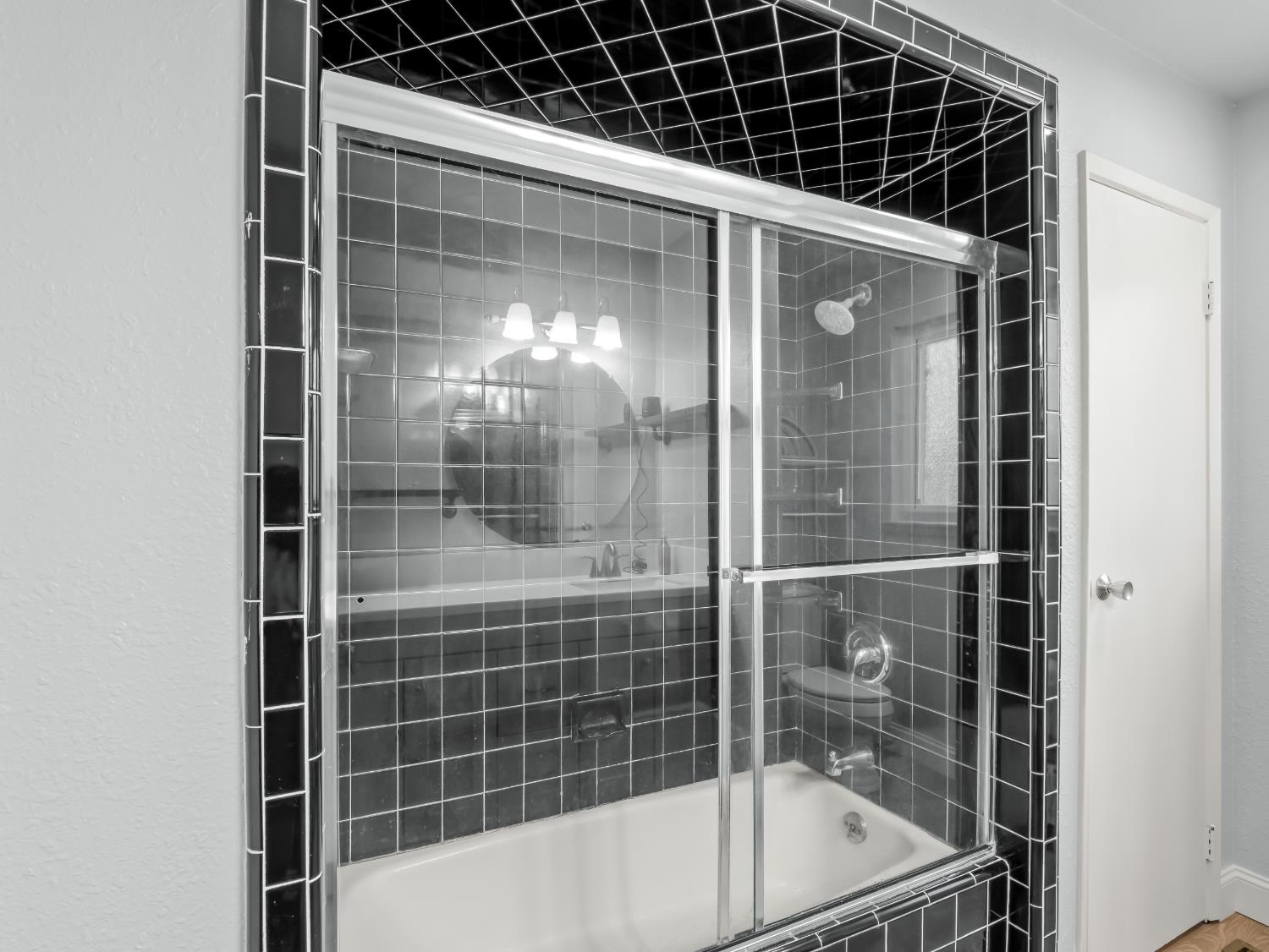 519 West Rialto Avenue Fresno, CA 93705 - Photo 27 of 36 a bathroom with a glass shower door