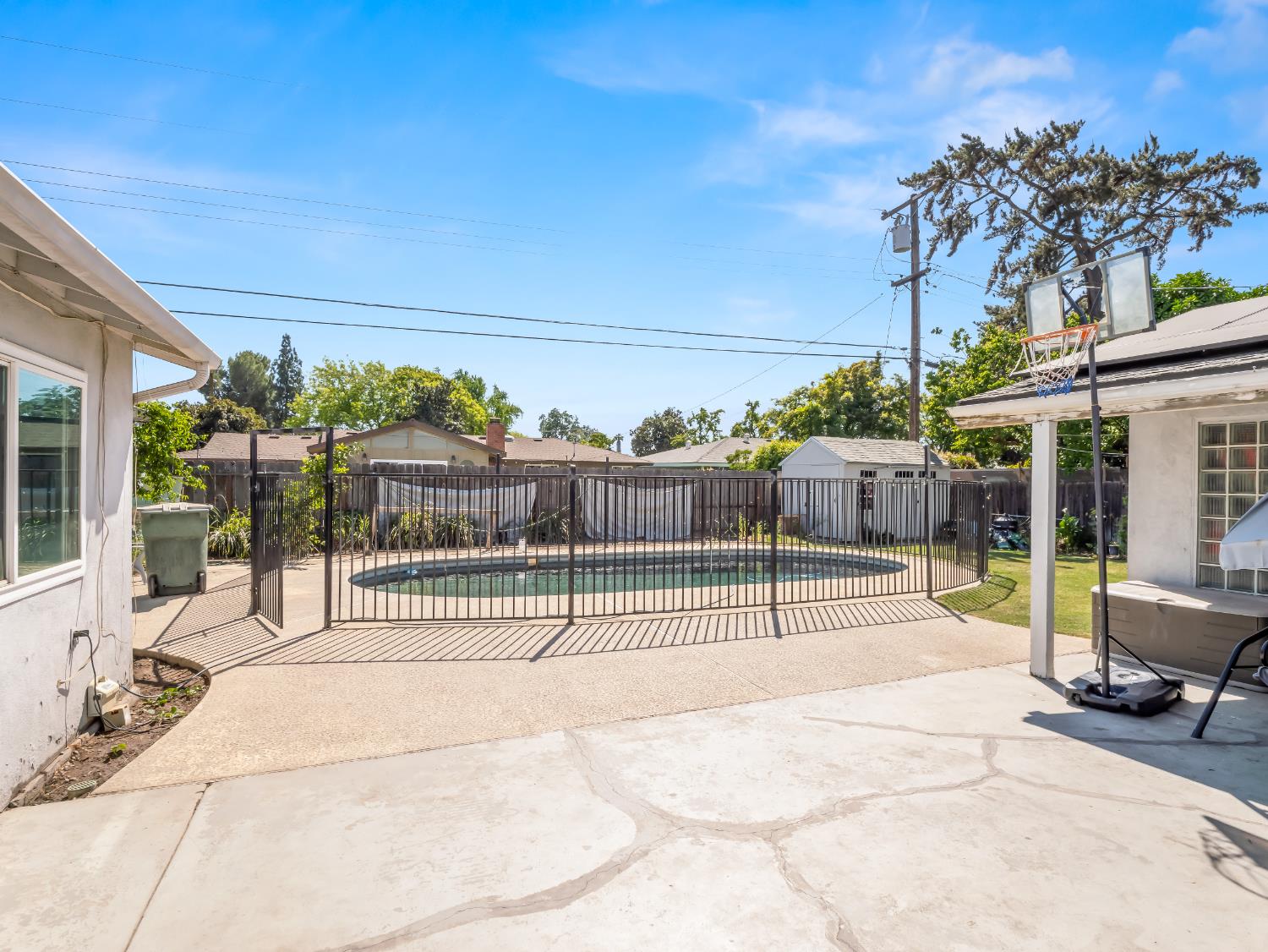 519 West Rialto Avenue Fresno, CA 93705 - Photo 28 of 36 a view of a backyard