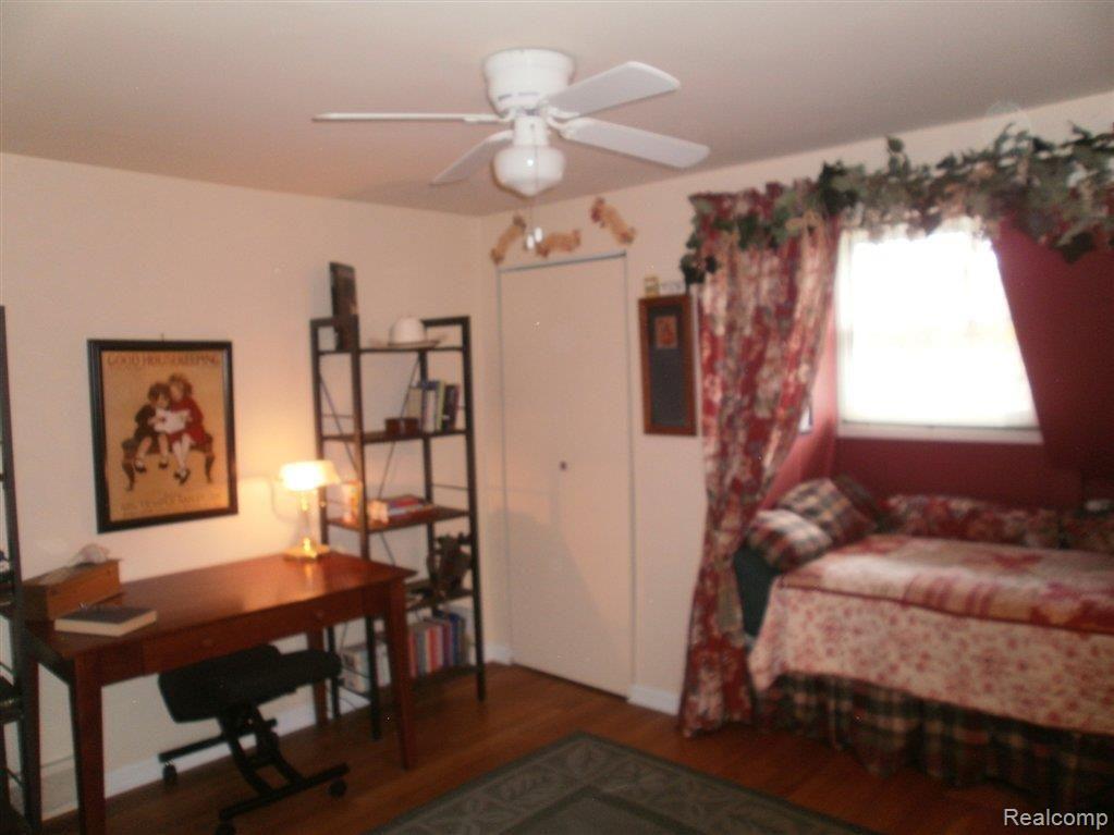 800 Lone Tree Road Highland, MI 48357 - Photo 12 of 18 Upstairs bedroom 2