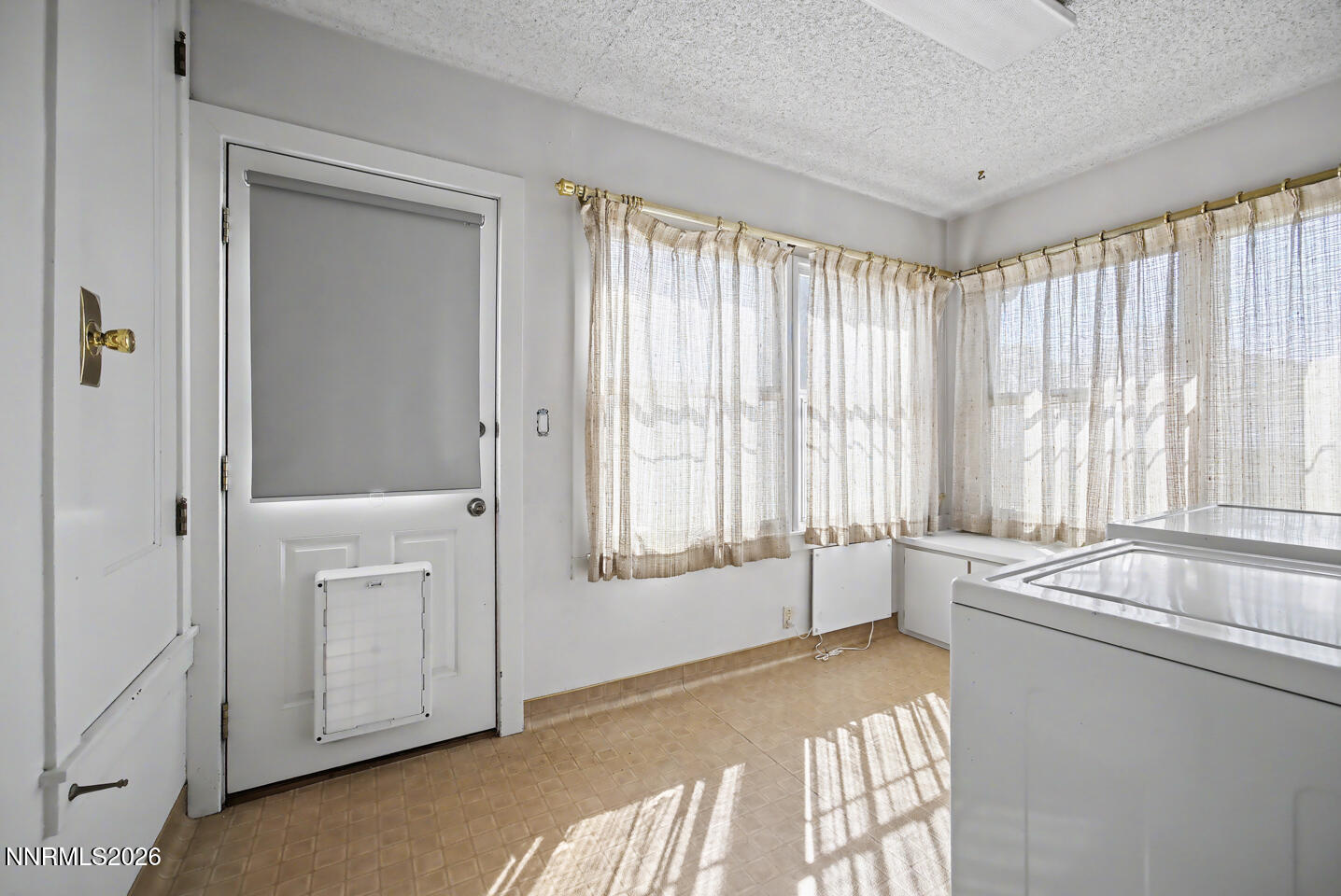 65 South Bailey Street Fallon, NV 89406 - Photo 19 of 34 a spacious bathroom with a bathtub and a sink