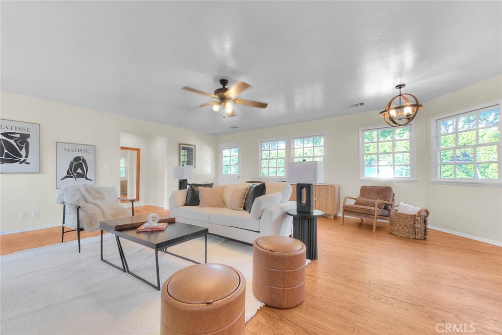 537 Jamestown Road Burbank, CA 91504 - Photo 17 of 75 Oversized Family Room