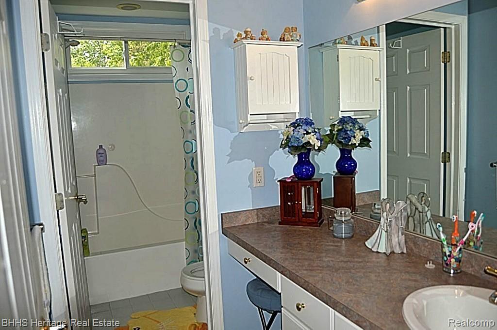 1465 Remsing Street Hartland, MI 48353 - Photo 20 of 27 Second floor full bathroom