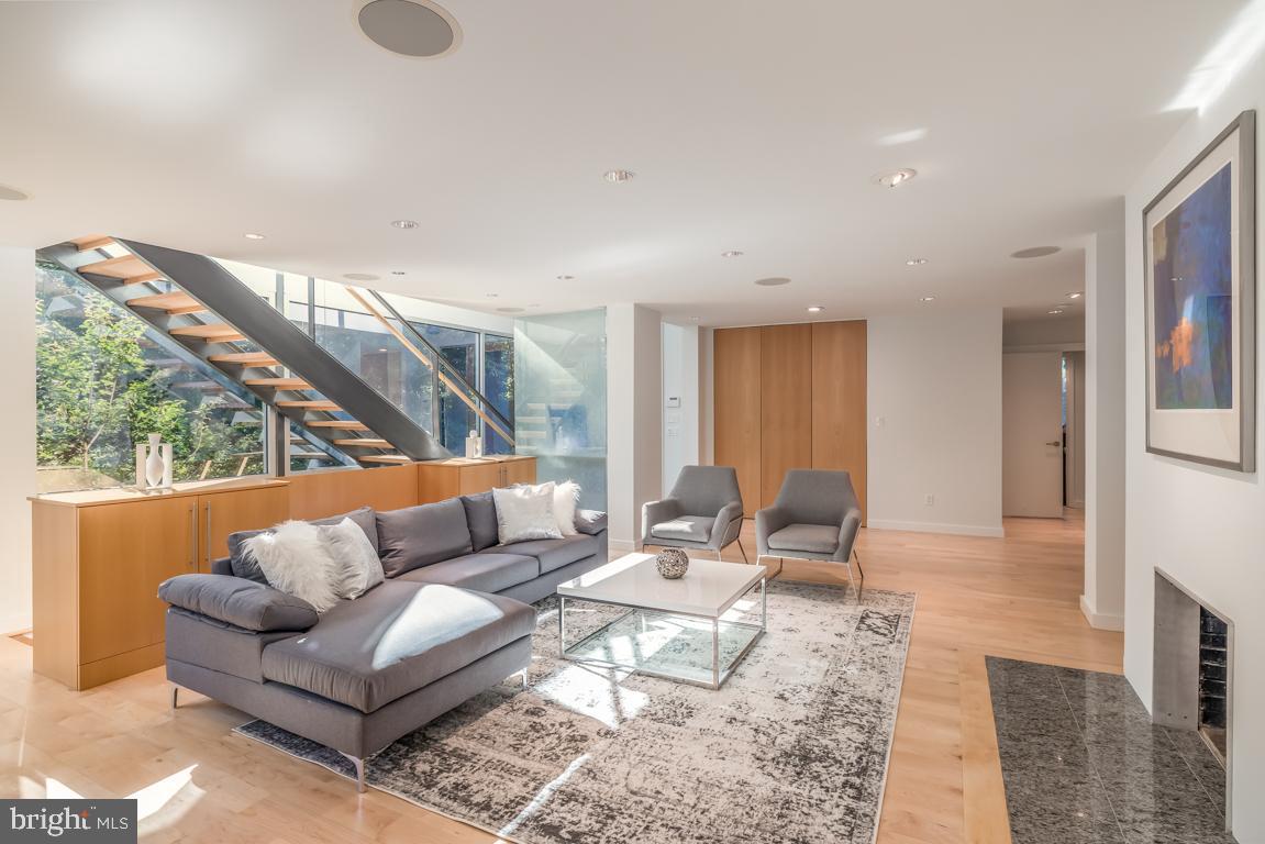 6575 Braddock Road Alexandria, VA 22312 - Photo 7 of 48