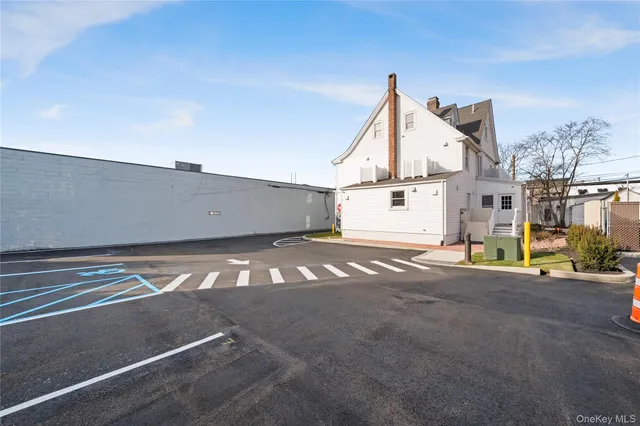 $3,250 | 584 Main Street, Unit 1, Islip, NY 11751