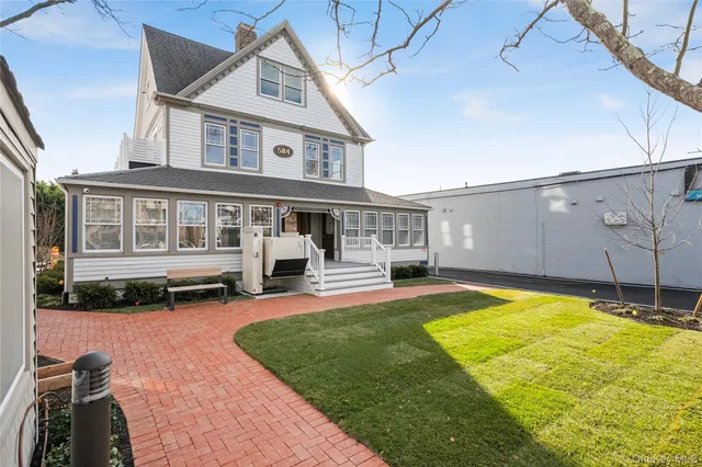 $3,250 | 584 Main Street, Unit 1, Islip, NY 11751