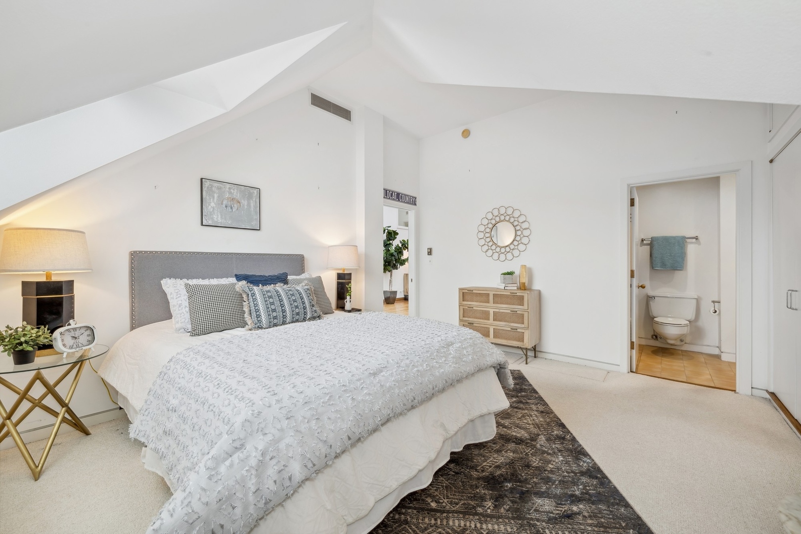 535 North Mayflower Road, Unit D Lake Forest, IL 60045 - Photo 20 of 25 a spacious bedroom with a bed a couch and dresser