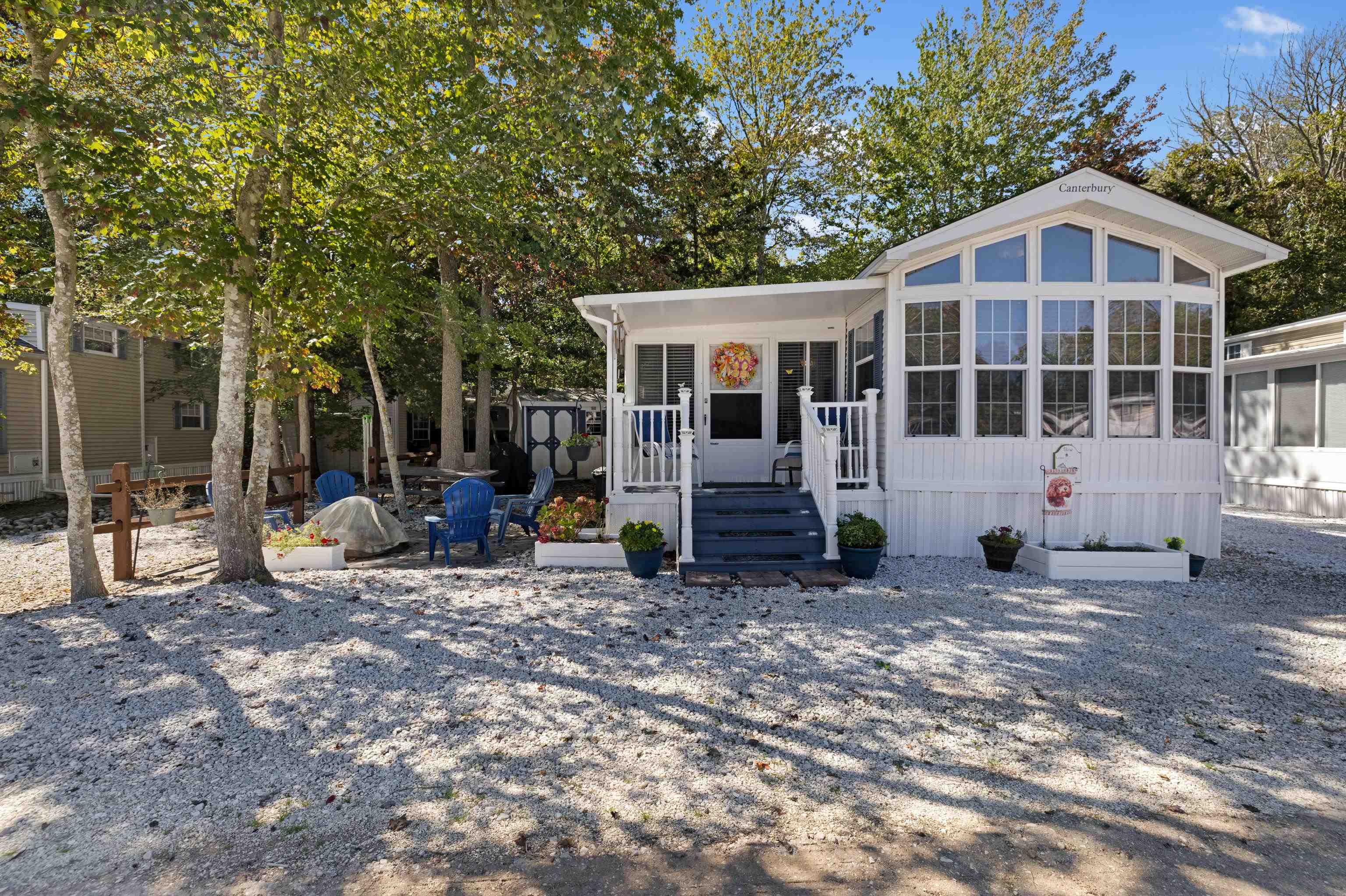 a view of a house with backyard