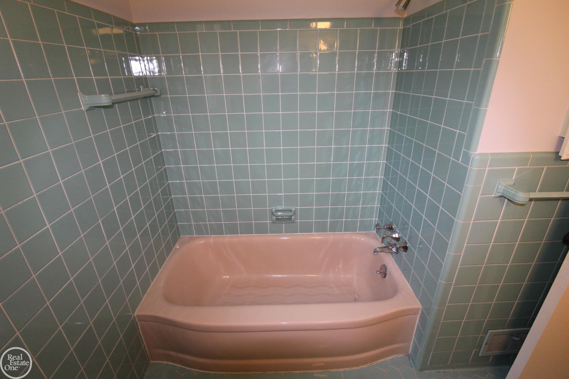 1320 Devonshire Road Grosse Pointe, MI 48230 - Photo 25 of 57 50112447-24.JPG