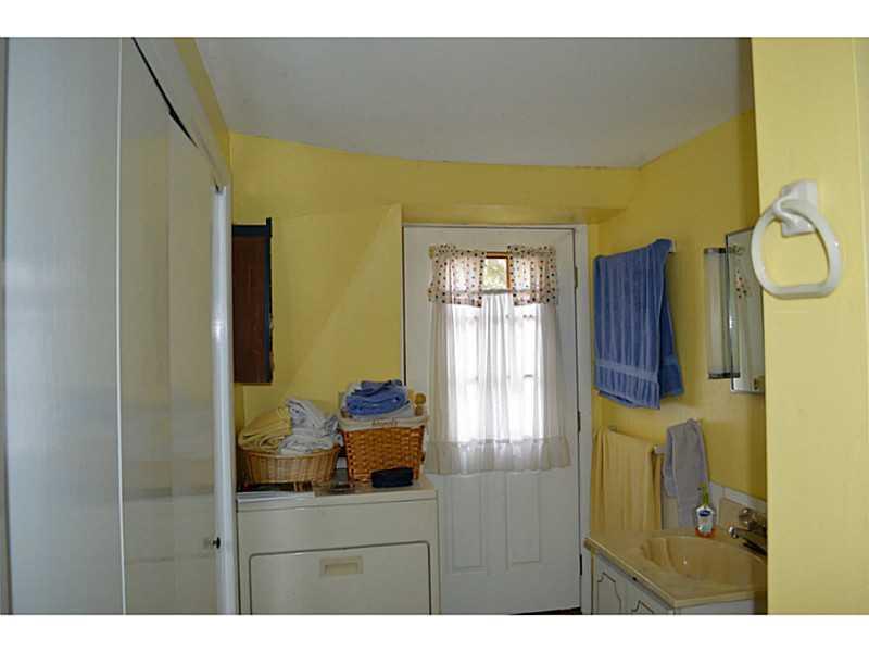 105 Nobis Point Road Readfield, ME 04355 - Photo 16 of 32 Bathroom.