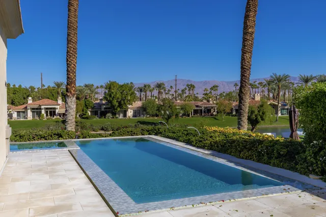 a view of a yard with a fountain